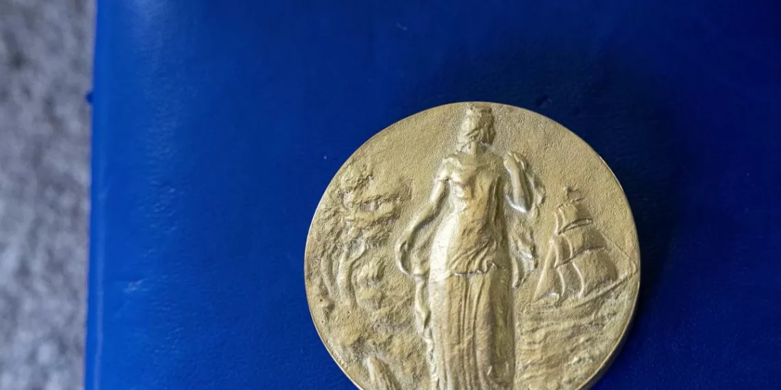 El Ayuntamiento acepta a medias recuperar la medalla de oro frontal al franquismo