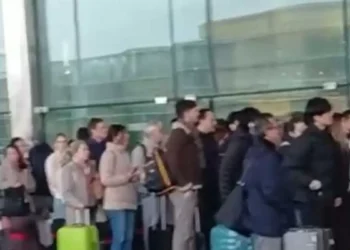 Los nuevos controles de acceso al aeródromo de Barcelona prolongan las colas hasta el exterior