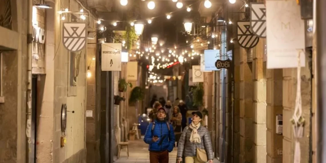 Barcelona mantendrá luces de Navidad para lucir callejuelas del Born y el Gòtic