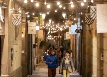 Barcelona mantendrá luces de Navidad para lucir callejuelas del Born y el Gòtic