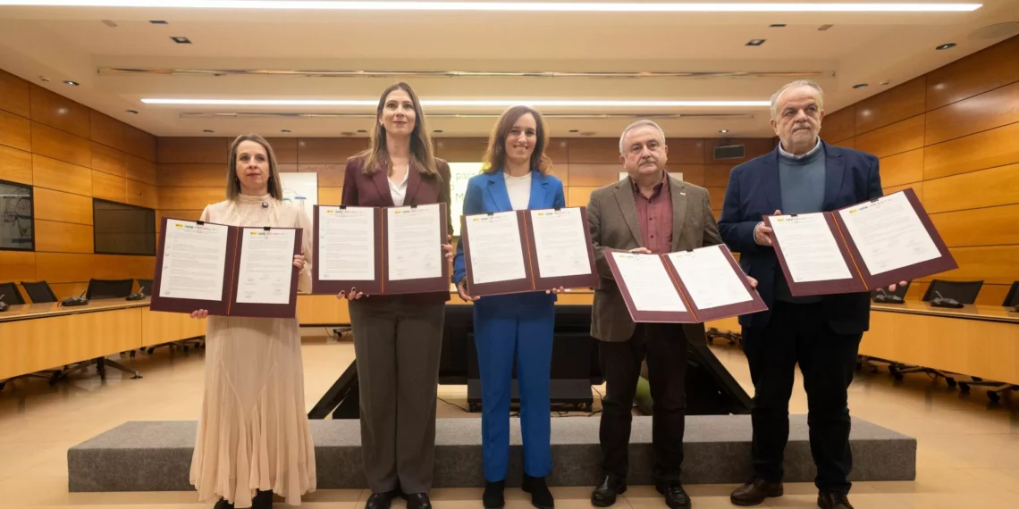 Sanidad firma un acuerdo con los sindicatos para el bisoño estatuto marco, al que se oponen los médicos