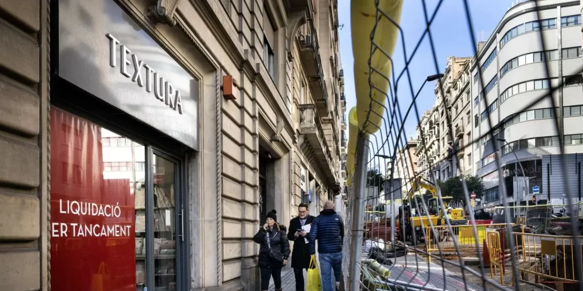 Las largas obras de la L8 en Muntaner amenazan la continuidad de los comercios