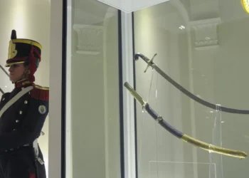 El sable del Libertador: dos increíbles robos y una cápsula de lente blindado que lo protege ahora