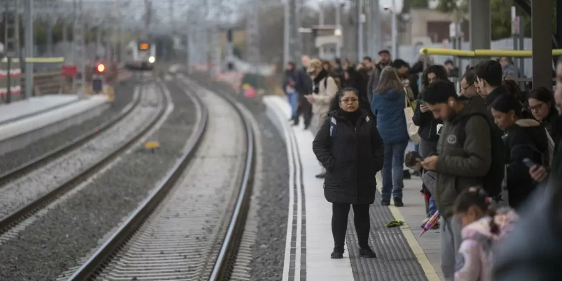 El caos ferroviario multiplica el tiempo de viaje en Rodalies y AVE