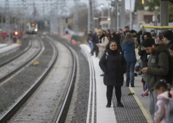 El caos ferroviario multiplica el tiempo de viaje en Rodalies y AVE