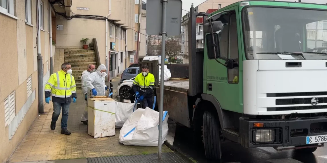 Caso de síndrome de Diógenes: La basura acumulada por un hombre impide sacar su cadáver tras fallecer en su apartamento