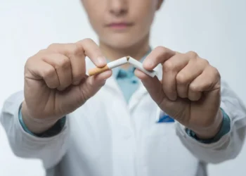 Recigarum en solución oral, el bisoño fármaco para dejar de fumar: cómo se usa y quién puede conseguirlo financiado