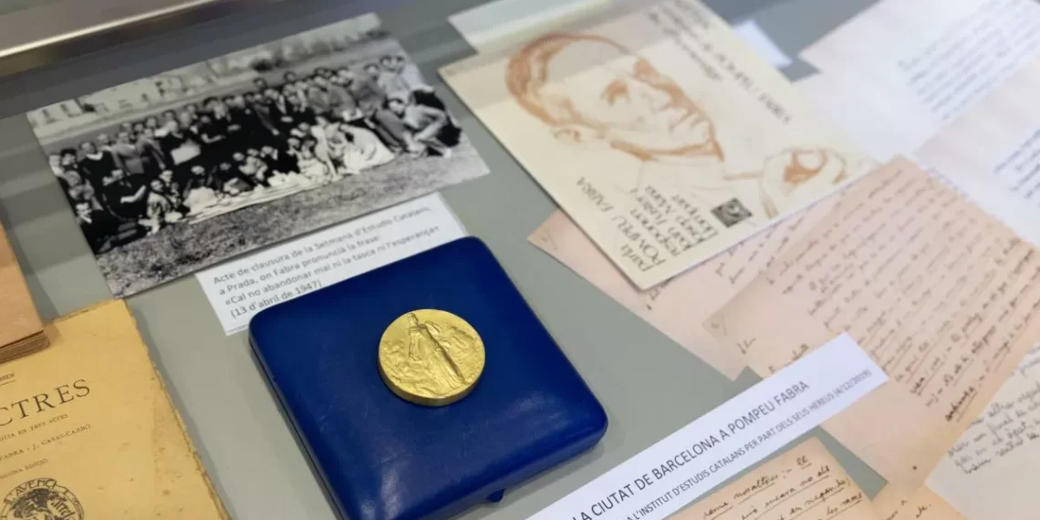 Debate para recuperar la medalla de oro original de la aldea que el franquismo modificó