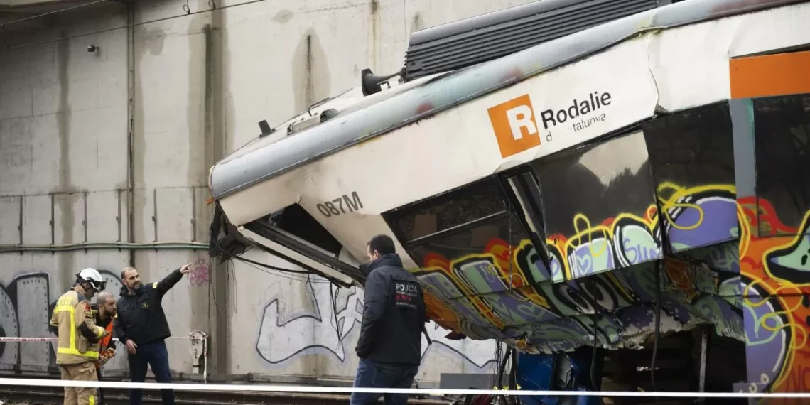 Los Mossos ya analizan la caja negra del tren y el brazo del muro caído