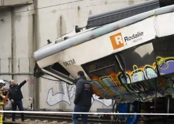 Los Mossos ya analizan la caja negra del tren y el brazo del muro caído