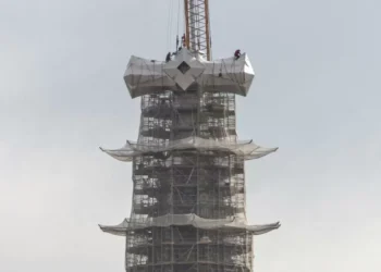 La cruz de la Sagrada Família ya luce su tercer brazo