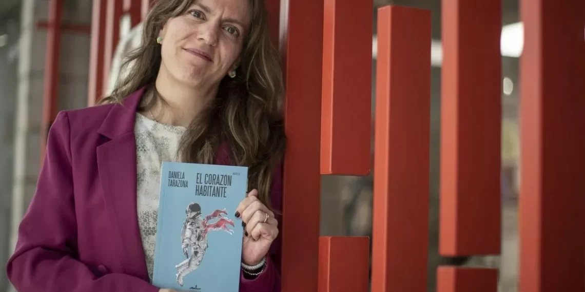 La escritora mexicana Daniela Tarazona se pregunta sobre la tecnología y la desorientación