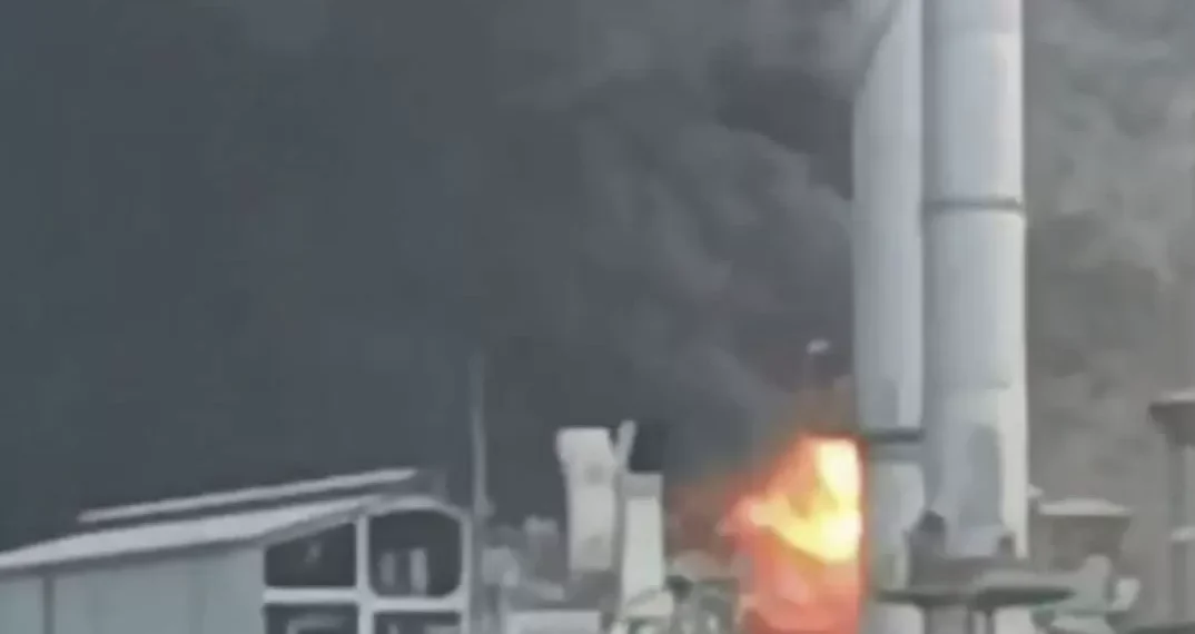 Murcia manda un ES-Alert y pide no salir a la calle por un aparatoso incendio en una empaque de Repsol en Cartagena