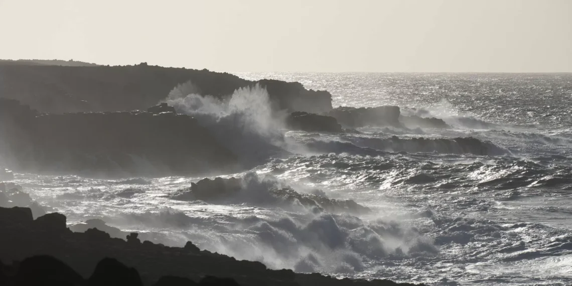 Un joven desaparece en Lanzarote tras ser sorprendido junto a tres amigos por un golpe de océano
