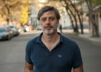 “La aspereza es una extensión del miedo”: Andrés Barba analiza el poder y la posverdad