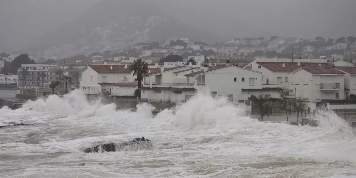El temporal de saliente toca tierra con olas de cuatro metros, lluvias y nieve