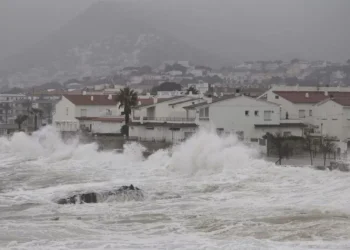 El temporal de saliente toca tierra con olas de cuatro metros, lluvias y nieve