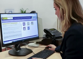 Un tercio de las mujeres jóvenes en España sufre acoso dactilar