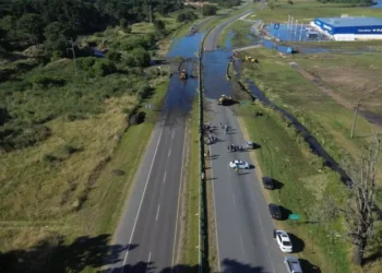 Un derrame cloacal provoca caos en Pinamar y enfurecen los turistas: “no se puede estar del esencia”