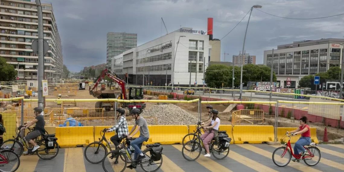 El desdoblamiento del tranvía en Glòries corta el tráfico en la calle Ciutat de explosivo