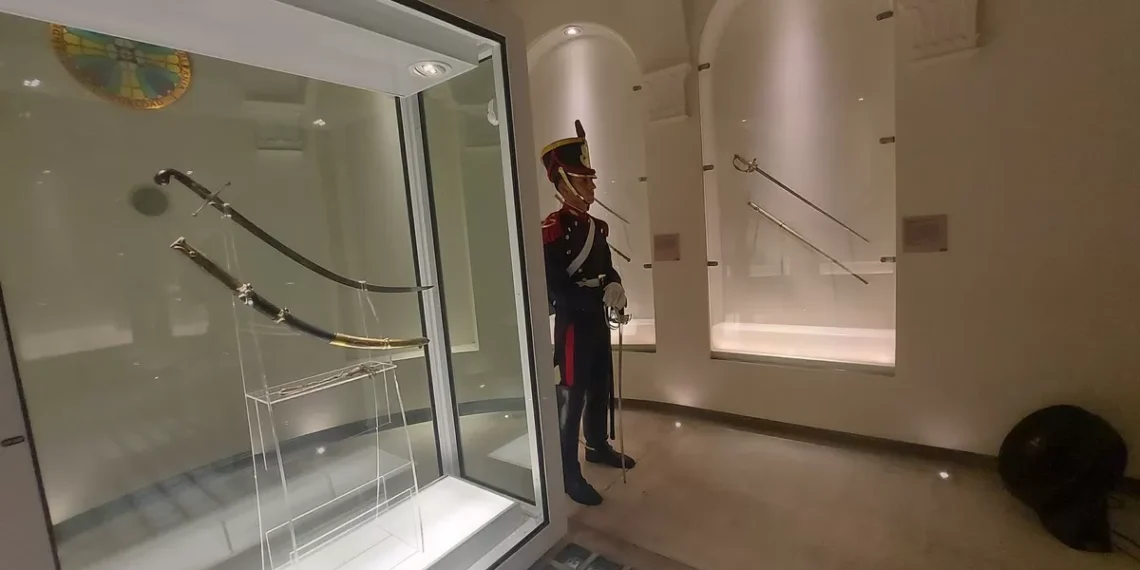 Sable corvo de San Martín: Milei firmó el decreto que lo transfiere y renunció la directora del colección