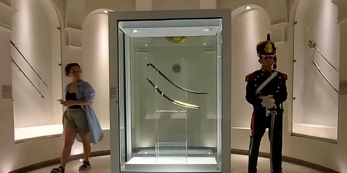 Siguen las presentaciones judiciales por el sable corvo de San Martín entretanto lo esperan en San Lorenzo