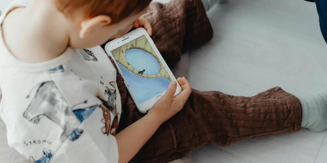 Bruselas celebra que España prohíba las redes sociales a los menores, empero recuerda que debe atenerse a la normativa europea