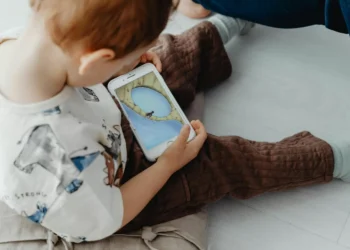 Bruselas celebra que España prohíba las redes sociales a los menores, empero recuerda que debe atenerse a la normativa europea