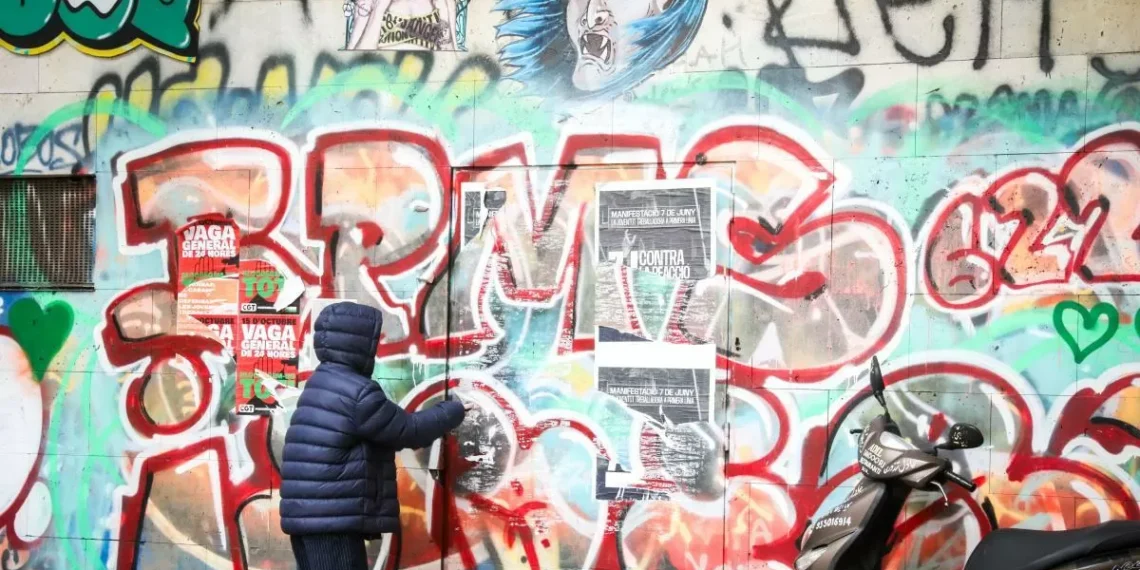 La guerra frente a los grafitis: Barcelona limpia en un año 38 hectáreas de pintadas