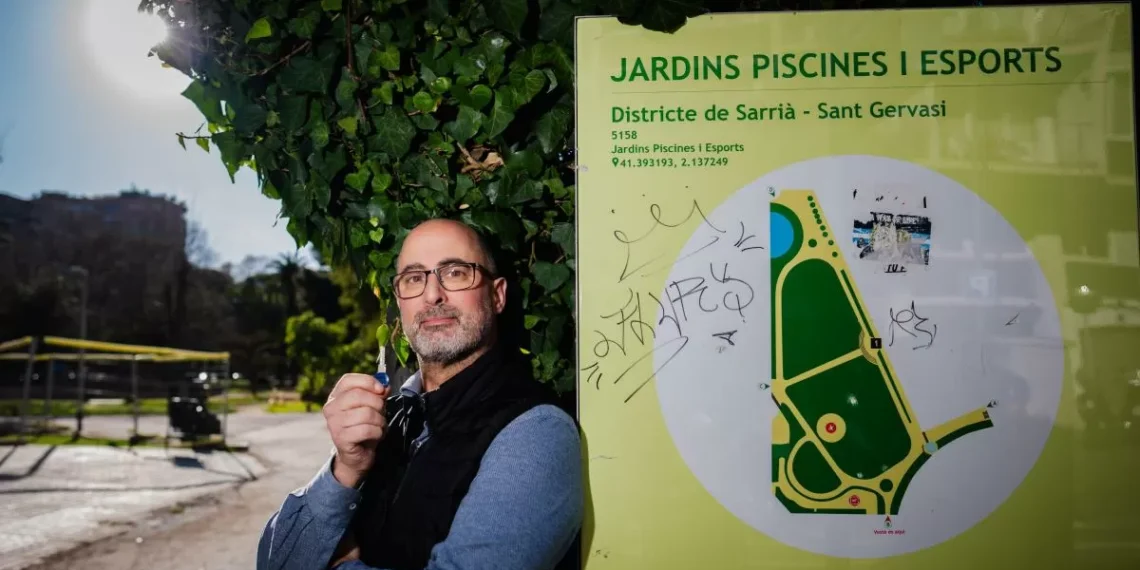 El superconserje que rescata a quienes quedan encerrados en los jardines Piscines i Esports