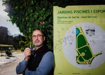 El superconserje que rescata a quienes quedan encerrados en los jardines Piscines i Esports