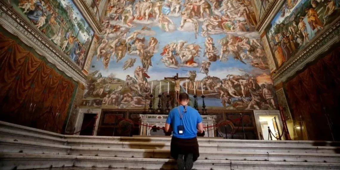 ‘El Juicio postrero’ de Miguel Ángel está siendo restaurado por primera vez en 30 años en la Capilla Sixtina