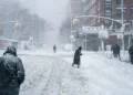 Una tormenta histórica paraliza el noreste de Estados Unidos y deja a Nueva York desmedrado nevada récord
