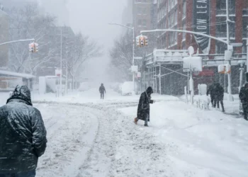 Una tormenta histórica paraliza el noreste de Estados Unidos y deja a Nueva York desmedrado nevada récord