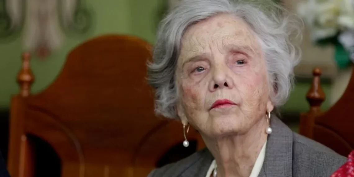 Otra víctima del enterrador de los famosos: ahora dio por muerta a la escritora mexicana Elena Poniatowska