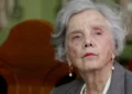 Otra víctima del enterrador de los famosos: ahora dio por muerta a la escritora mexicana Elena Poniatowska