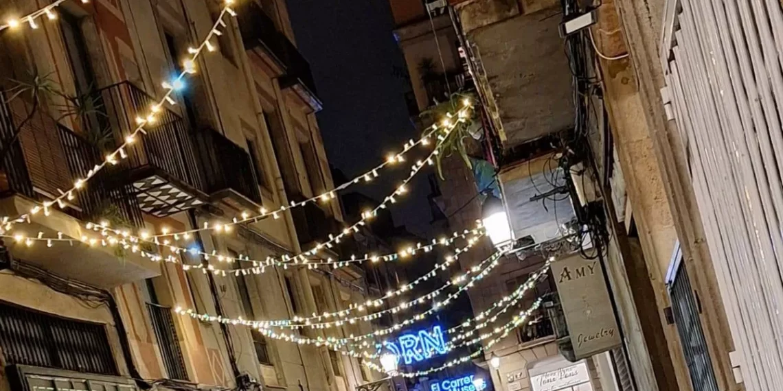 Las luces de esta Navidad brillan otra ocasión en 30 calles y plazas del centro de Barcelona