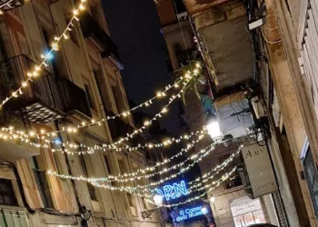Las luces de esta Navidad brillan otra ocasión en 30 calles y plazas del centro de Barcelona