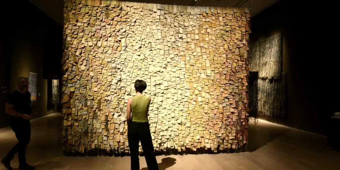 El Malba presenta a la artista colombiana Olga de Amaral con espina muestra sobre su monumental obra textil