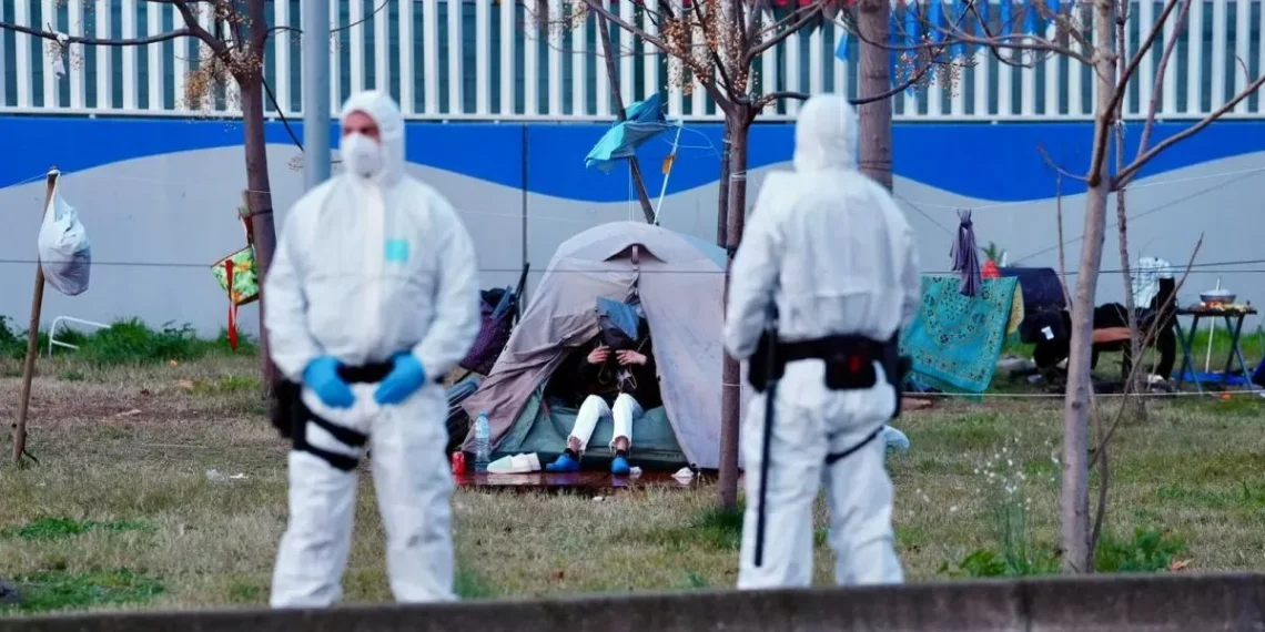 La oposición critica el desalojo del mayor asiento de tiendas de campaña de Barcelona