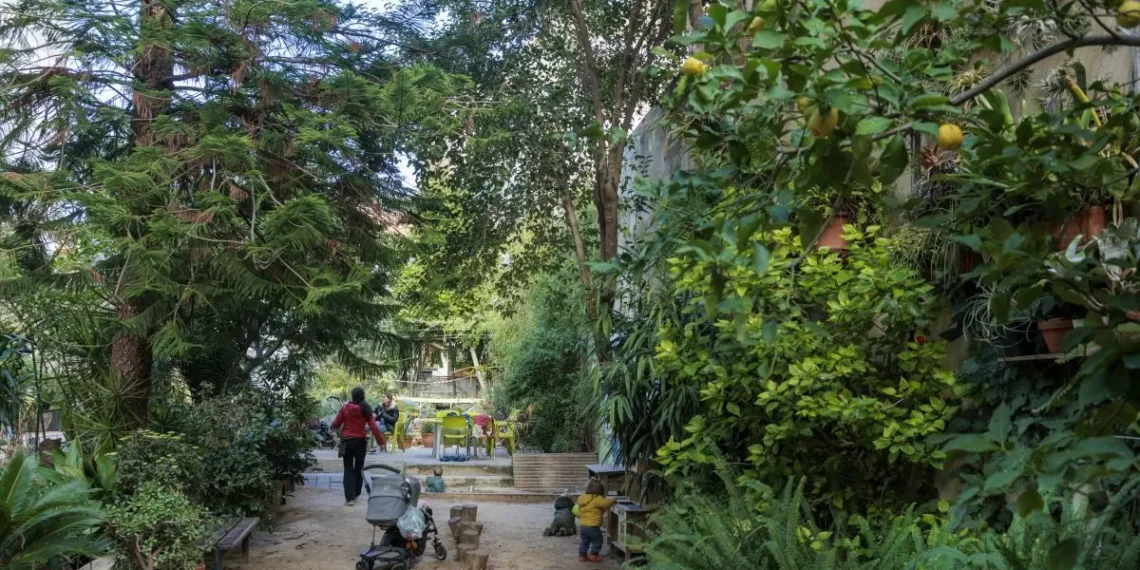 El Jardí del Silenci de Gràcia no quiere transformarse en un patio purista