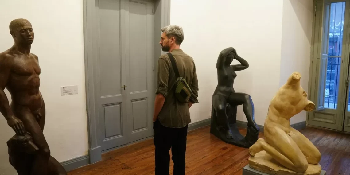 ‘Inercia’: esculturas del Palais de Glace salen de la pega y se muestran en la Manzana de las Luces