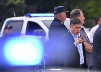 Acusan a Kicillof de incumplir con el bordado de efectivos tras el cierre de una escuela de policía