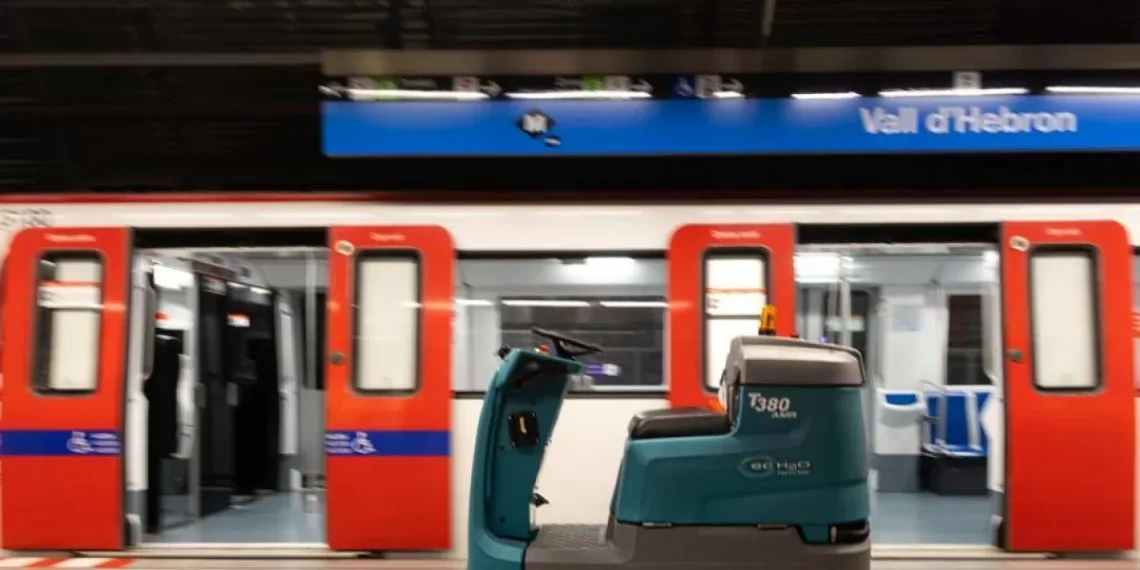 Cuando el metropolitano de Barcelona cierra: así se limpian cada noche las estaciones y los trenes