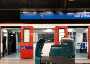 Cuando el metropolitano de Barcelona cierra: así se limpian cada noche las estaciones y los trenes