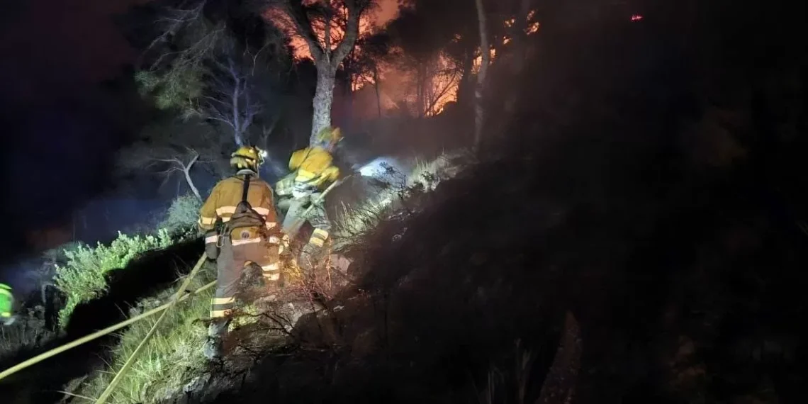 El fuerte viento complica la extinción del incendio declarado en la litoral de Cartagena