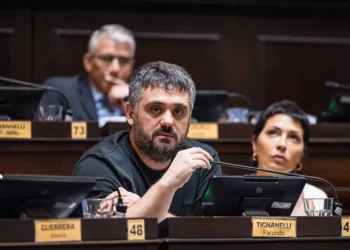 En la Legislatura, La Cámpora les recordó a los hermanos Adorni las veces que hicieron aprovechamiento de los derechos laborales
