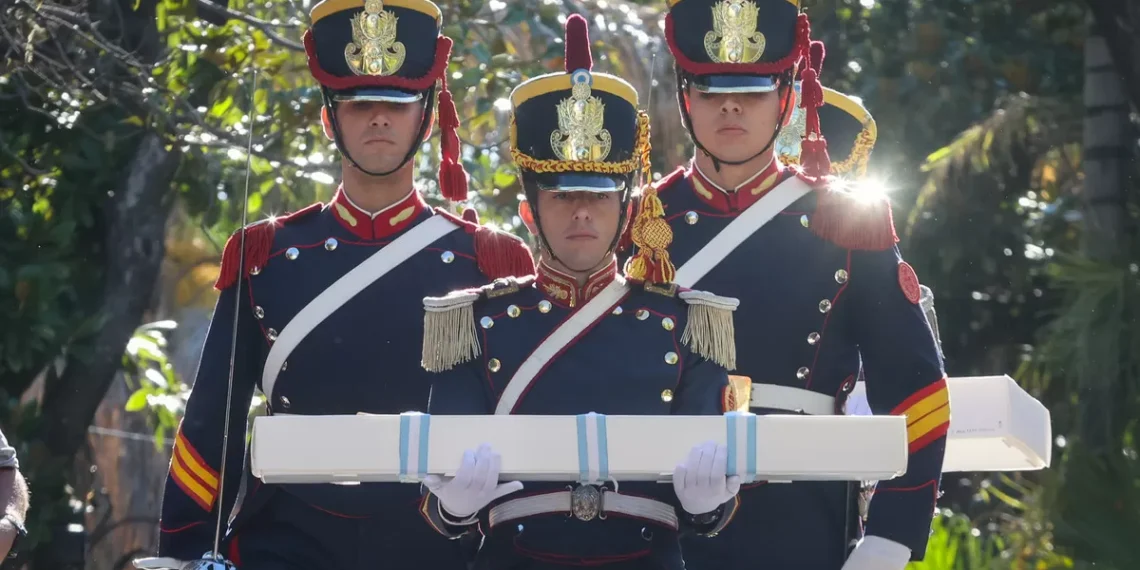 Cinco mil personas despidieron el negro corvo de San Martín aunque Granaderos invita a visitarlo desde mañana