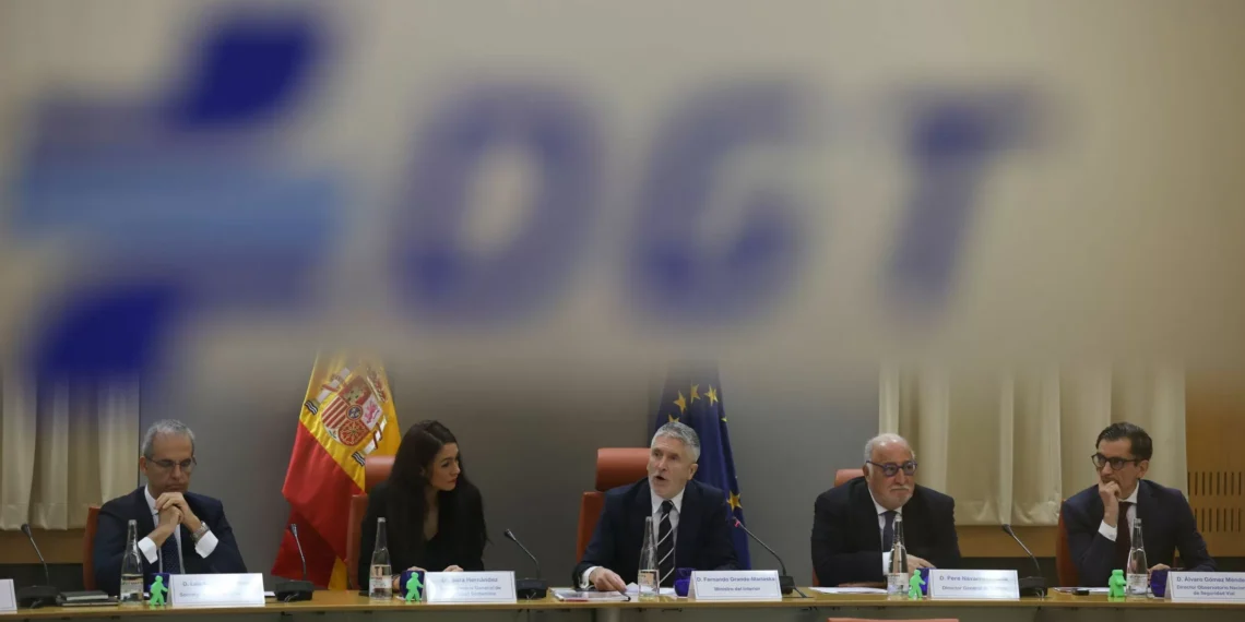 espina de cada tres personas cruza los pasos señalizados mirando su móvil