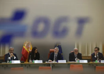 espina de cada tres personas cruza los pasos señalizados mirando su móvil